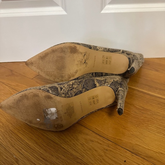 Express Snakeskin Textured Asymmetrical 3 1/4" Heel Booties Size 8 - Picture 8 of 8